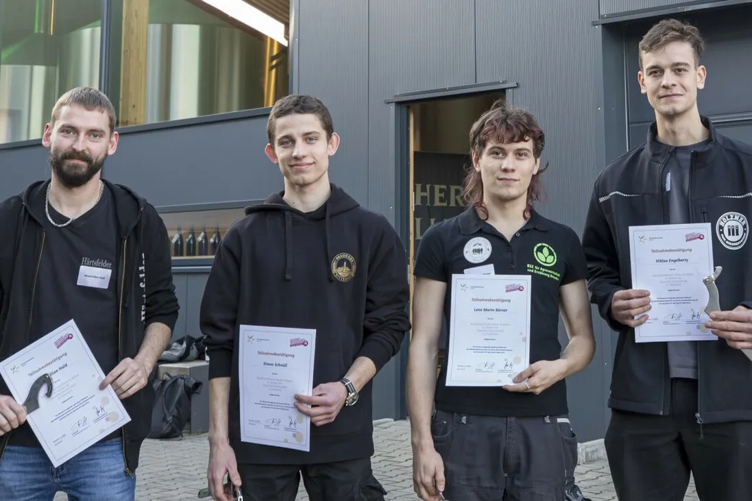 Die besten Brauer und Mälzer Deutschlands: Maximilian Hald, Simon Schnüll, Lenz Marin Börner und Niklas Engelberty (v. l. n. r.). Sie halten ihre Urkunden in der Hand.